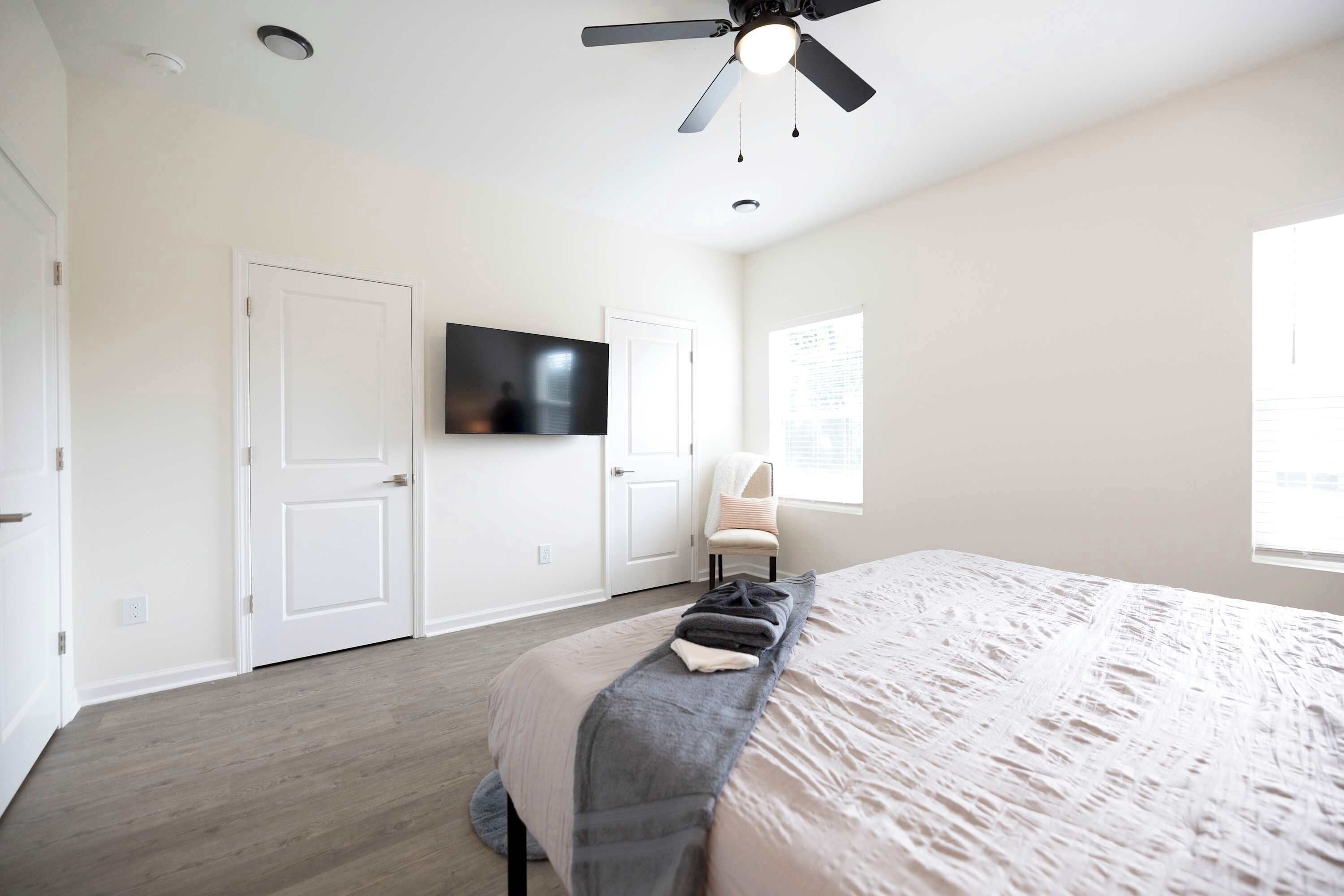 3 bedrooms, desk, WiFi, bed sheets