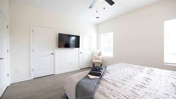 3 bedrooms, desk, WiFi, bed sheets