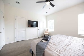 3 bedrooms, desk, WiFi, bed sheets - 5 Min to Downtown - 12 to Elon - Deck - Wi-Fi (Burlington)