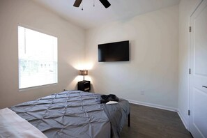 3 bedrooms, desk, WiFi, bed sheets