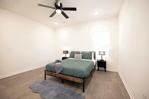 3 bedrooms, desk, iron/ironing board, WiFi - 4 Min to Downtown - 10 to Elon - Washer and Dryer (Burlington)