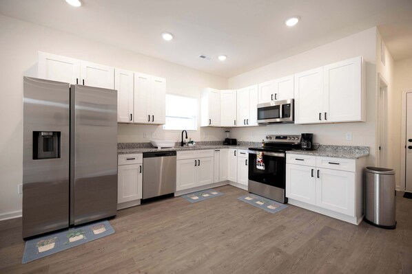 Fridge, microwave, oven, stovetop - 4 Min to Downtown - 10 to Elon - Washer and Dryer (Burlington)