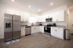 Fridge, microwave, oven, stovetop - 4 Min to Downtown - 10 to Elon - Washer and Dryer (Burlington)