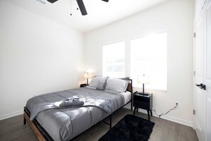 3 Schlafzimmer, Schreibtisch, Bügeleisen/Bügelbrett, WLAN