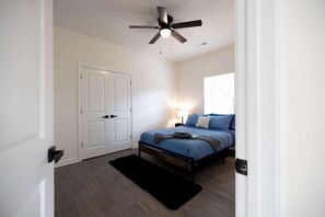 3 bedrooms, desk, iron/ironing board, WiFi
