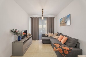 TV - Apartment 'Tesbabo Beach' with Mountain View, Private Terrace and Wi-Fi (La Restinga)