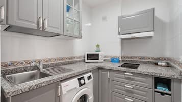 Fridge, microwave, stovetop, coffee/tea maker