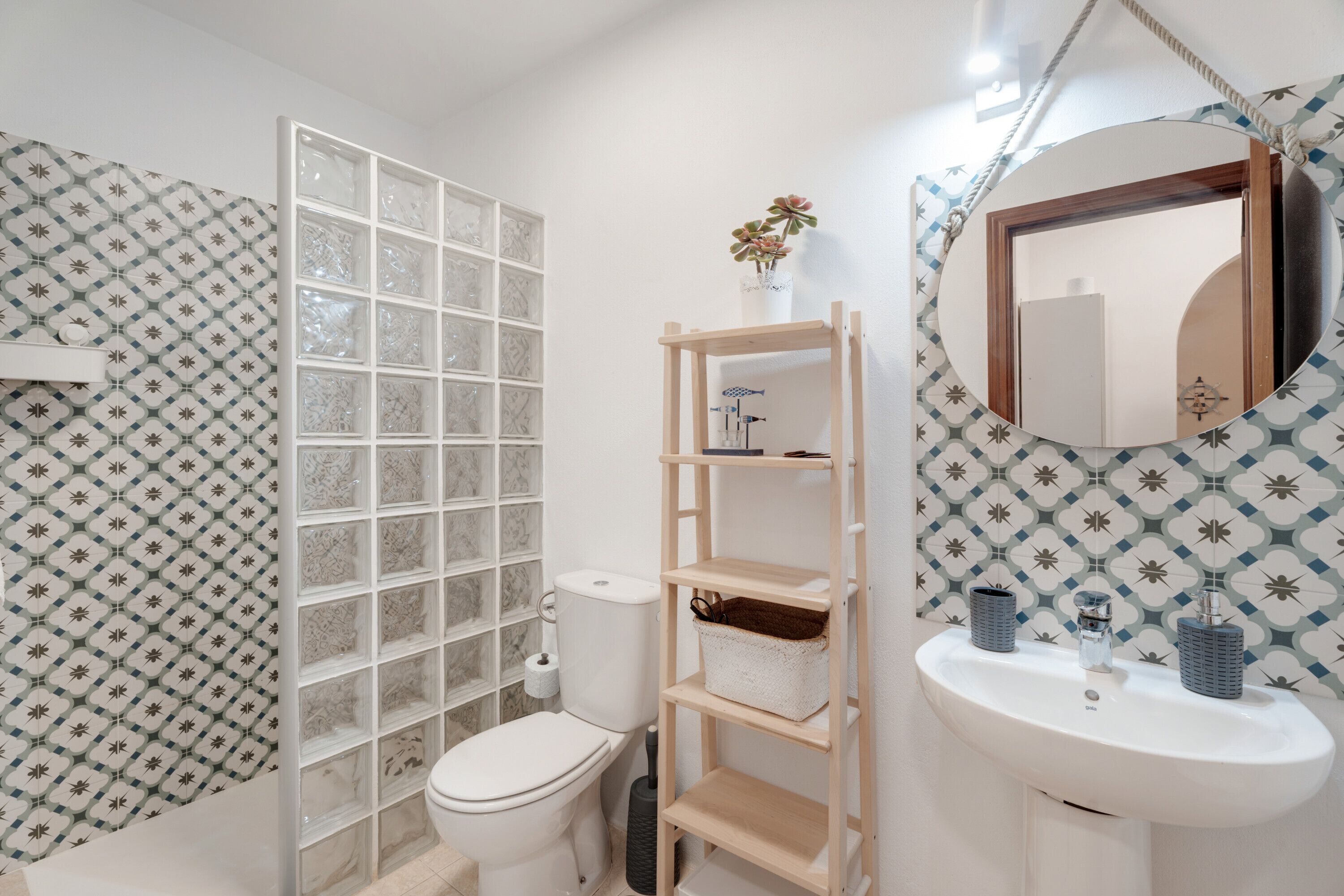 Dutxa, assecador de cabells i tovalloles 