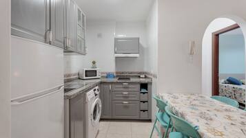 Réfrigérateur, micro-ondes, plaque de cuisson, cafetiÚre/bouilloire