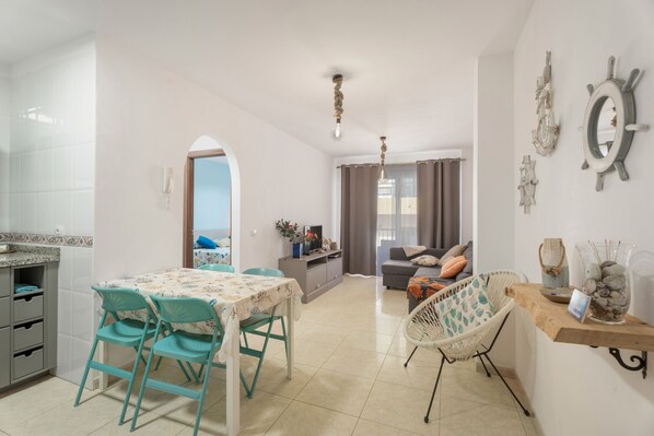 TV - Apartment 'Tesbabo Beach' with Mountain View, Private Terrace and Wi-Fi (La Restinga)