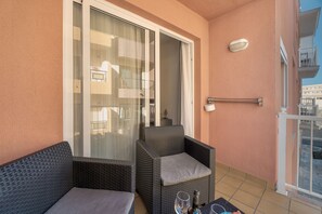 Property grounds - Apartment 'Tesbabo Beach' with Mountain View, Private Terrace and Wi-Fi (La Restinga)