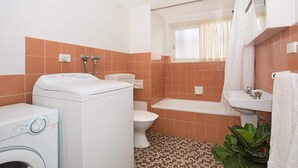 Shower - King Tide - Broadbeach 3BR with Oceanview Balcony (Broadbeach)