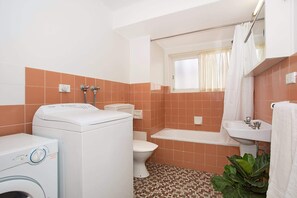 Shower - King Tide -Broadbeach 3BR w/Ocean Views & Balcony (Broadbeach)