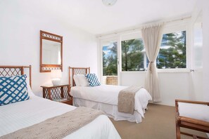 3 bedrooms - King Tide -Broadbeach 3BR w/Ocean Views & Balcony (Broadbeach)