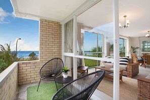 TV - King Tide -Broadbeach 3BR w/Ocean Views & Balcony (Broadbeach)