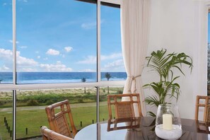 Dining - King Tide -Broadbeach 3BR w/Ocean Views & Balcony (Broadbeach)