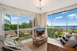 TV - King Tide -Broadbeach 3BR w/Ocean Views & Balcony (Broadbeach)