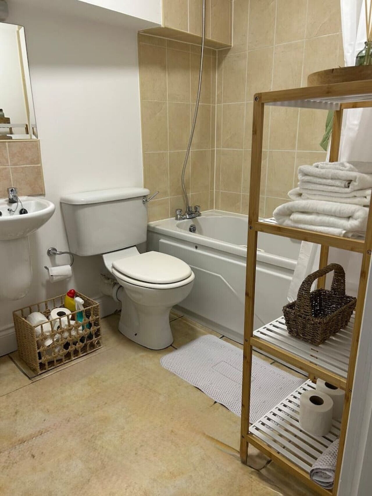 Secador de pelo, toallas, papel higiénico