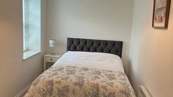 2 habitaciones, tabla de planchar con plancha, wifi y ropa de cama