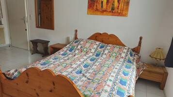 2 bedrooms, iron/ironing board, internet, bed sheets