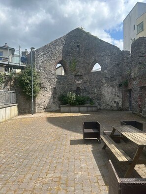 Outdoor dining - The Courtyard View Sligo! (Sligo)