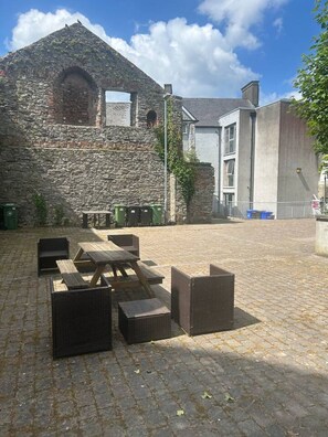 Outdoor dining - The Courtyard View Sligo! (Sligo)