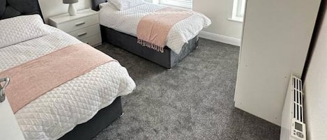 2 slaapkamers, een bureau, een strijkplank/strijkijzer, gratis wifi