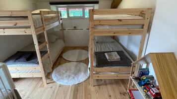 5 slaapkamers, een strijkplank/strijkijzer, wifi, beddengoed