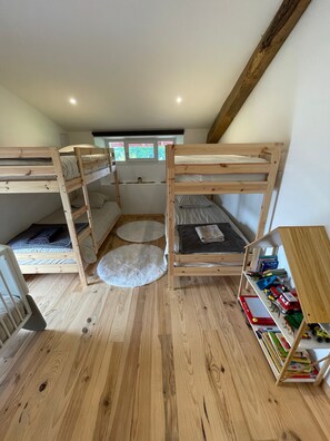 5 bedrooms, iron/ironing board, WiFi, bed sheets - Charming Country Cottage – Vacation Rental for 12 Guests (Béguios)