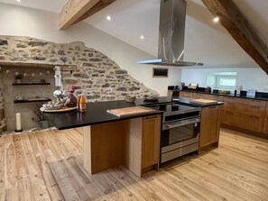 Fridge, microwave, oven, stovetop - Charming Country Cottage – Vacation Rental for 12 Guests (Béguios)