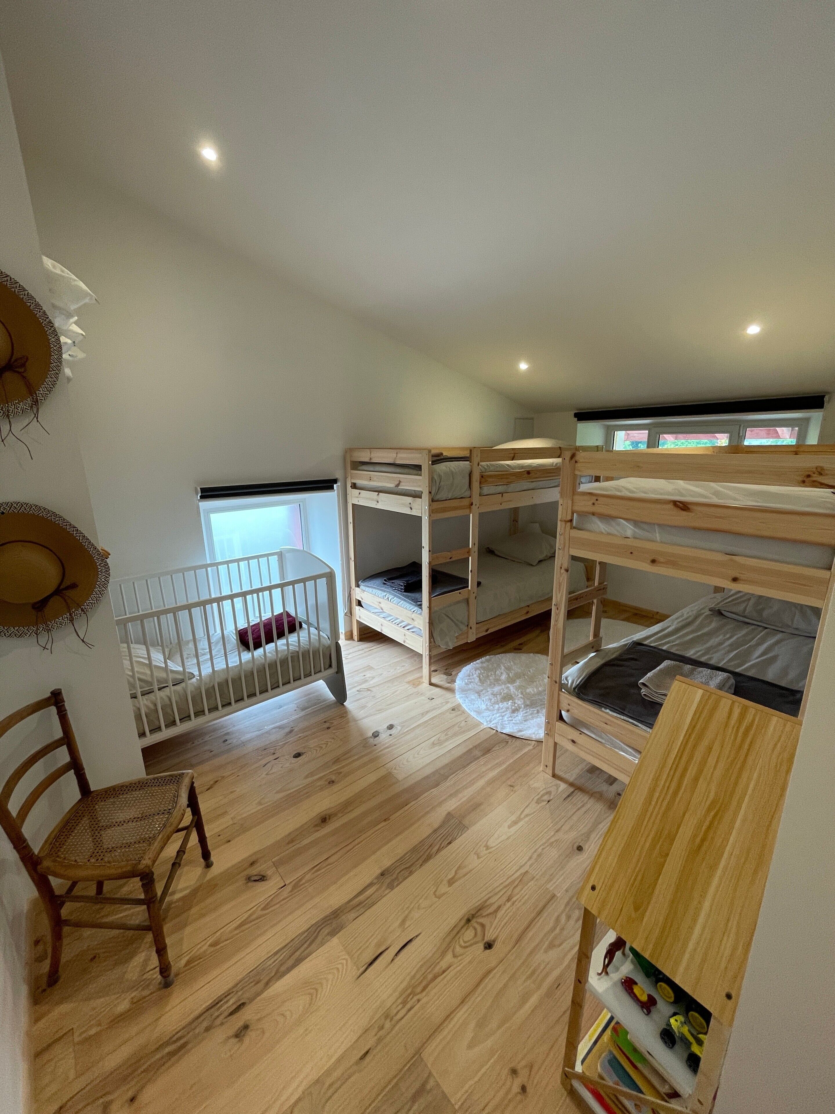5 habitaciones, tabla de planchar con plancha, wifi y ropa de cama 