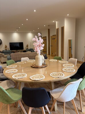 Dining - Charming Country Cottage – Vacation Rental for 12 Guests (Béguios)