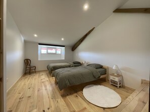 5 bedrooms, iron/ironing board, WiFi, bed sheets