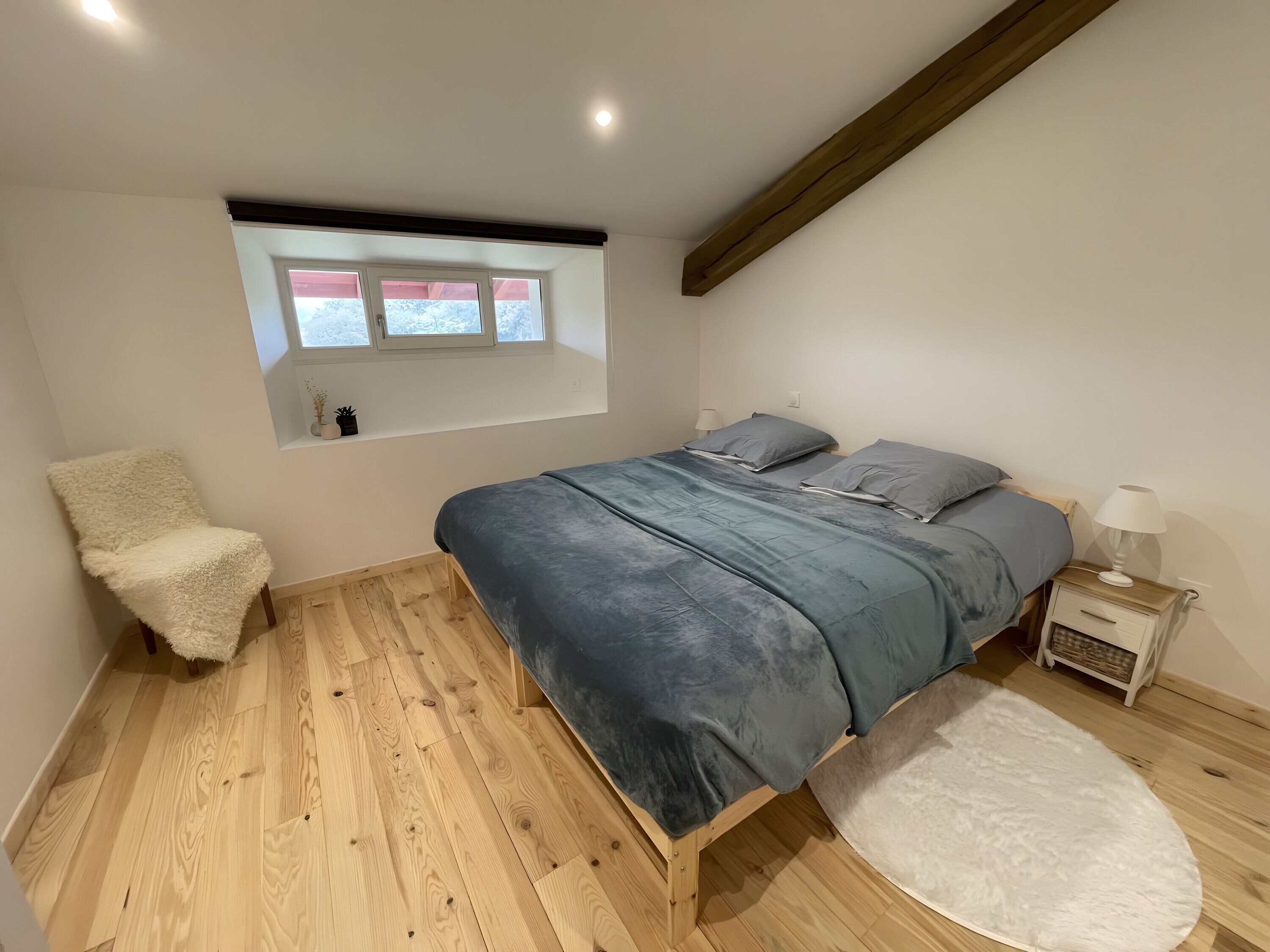 5 bedrooms, iron/ironing board, WiFi, bed sheets