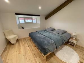 5 bedrooms, iron/ironing board, WiFi, bed sheets - Charming Country Cottage – Vacation Rental for 12 Guests (Béguios)