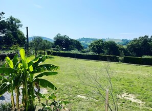 Property grounds - Charming Country Cottage – Vacation Rental for 12 Guests (Béguios)