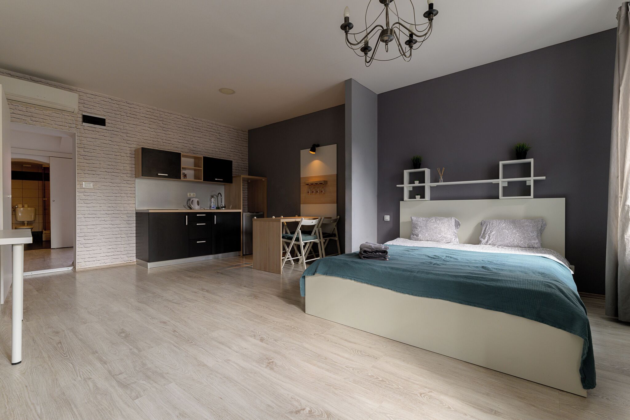 Escriptori i espai de treball apte per a portàtils 