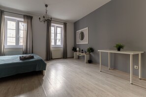 Desk, laptop workspace, soundproofing, iron/ironing board - Euro Square Studios (Zagreb)