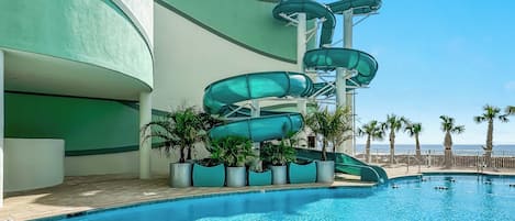 Una piscina techada, una piscina al aire libre