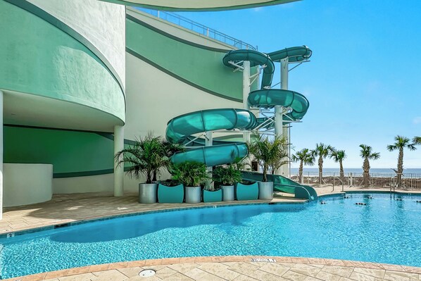 Piscine intérieure, piscine extérieure