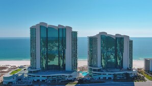 Un hotel moderno con piscina y vistas a la playa.