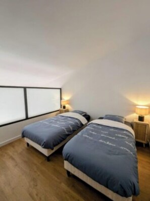 2 chambres, bureau, fer et planche à repasser, accès au Wi-Fi (inclus)