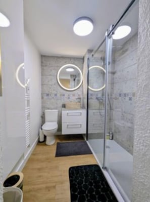 Douche, sĂšche-cheveux, serviettes fournies, savon