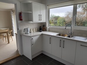 Cottage | Private kitchen | Dishwasher, cookware/dishes/utensils - 42 Little Trelyn (Wadebridge)