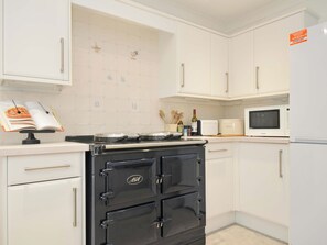 Cottage | Private kitchen | Dishwasher, cookware/dishes/utensils - 42 Little Trelyn (Wadebridge)