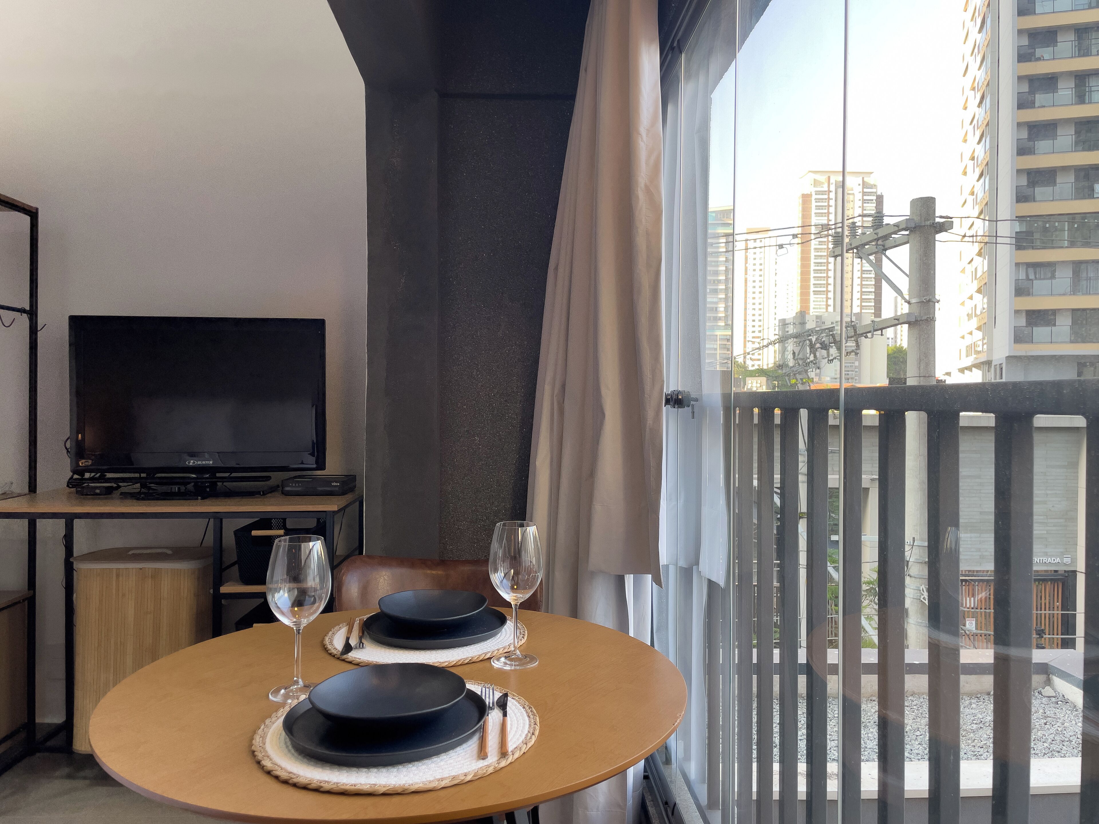 Estudio | Cortinas blackout, insonorización y tabla de planchar con plancha 