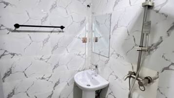 Căn hộ Deluxe, ban công, quang cảnh thành phố | Phòng tắm | Đồ dùng nhà tắm miễn phí, máy sấy tóc, khăn tắm, xà phòng