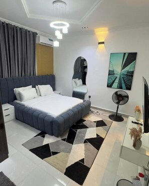 Escritorio, espacio para trabajar con laptop y cortinas blackout 