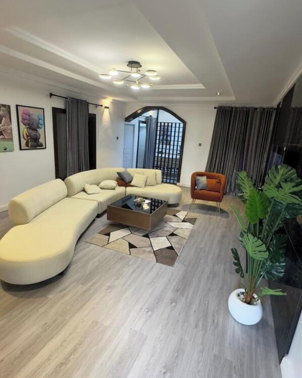 Deluxe appartement, balkon, uitzicht op stad | Woonruimte