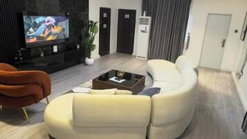 Deluxe-Apartment, Balkon, Stadtblick | Wohnbereich